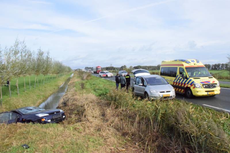 Personenauto belandt in sloot