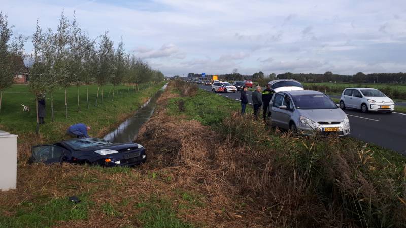 Personenauto belandt in sloot