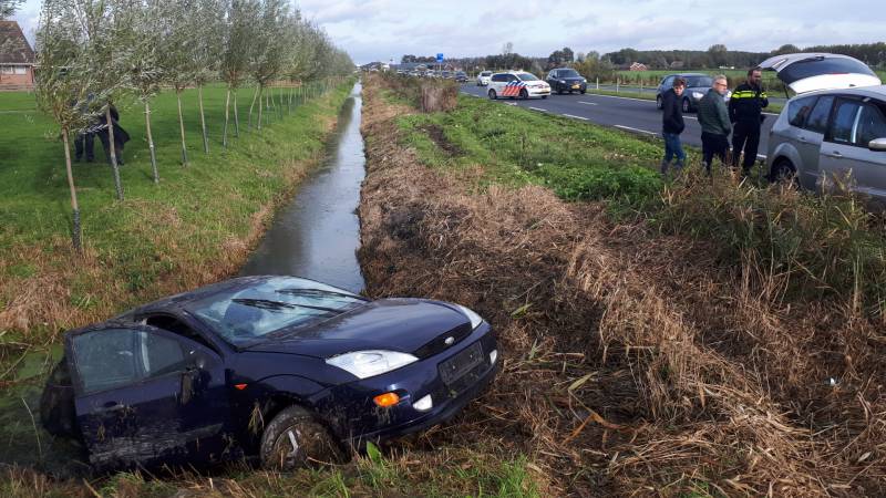 Personenauto belandt in sloot