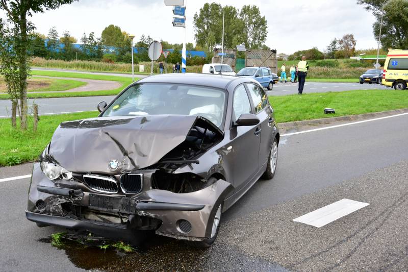 Gewonde en flinke schade na botsing