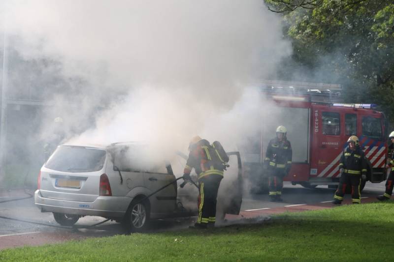 Personenauto brand volledig uit