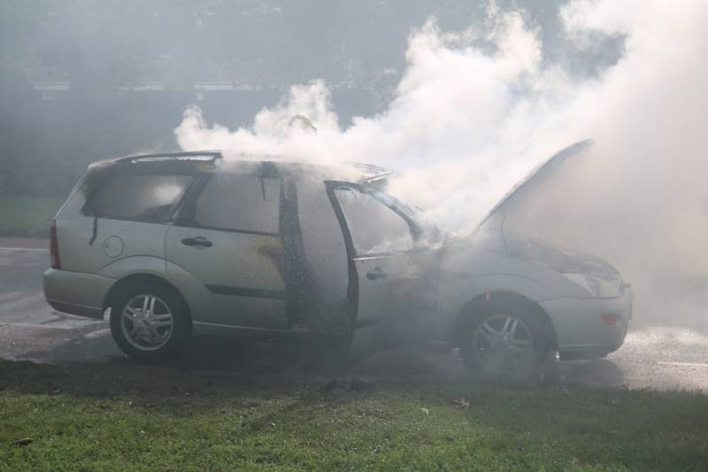 Personenauto brand volledig uit