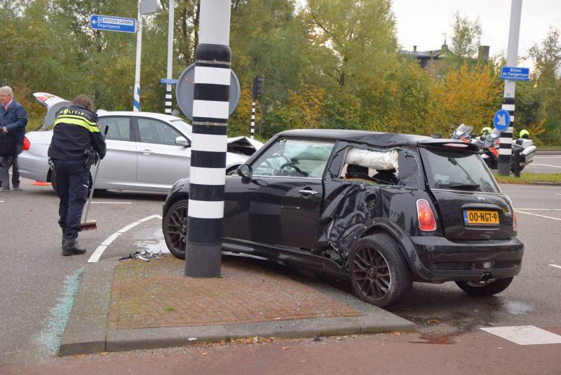 Flinke schade na botsing tussen twee personenautos