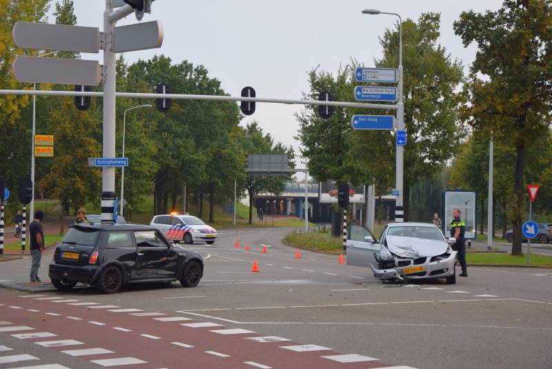 Flinke schade na botsing tussen twee personenautos