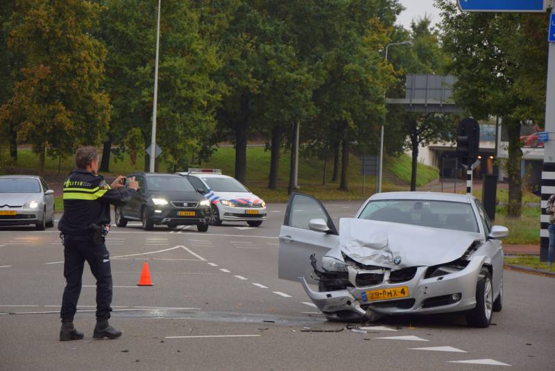Flinke schade na botsing tussen twee personenautos