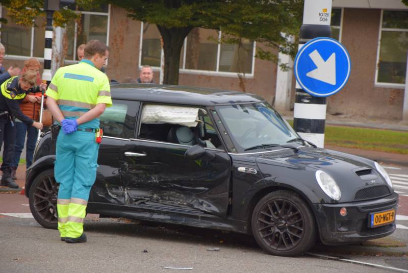 Flinke schade na botsing tussen twee personenautos