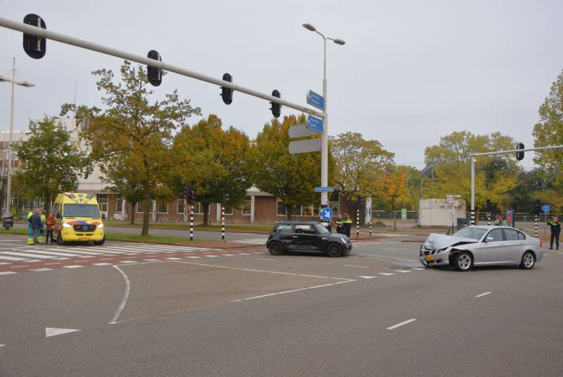 Flinke schade na botsing tussen twee personenautos