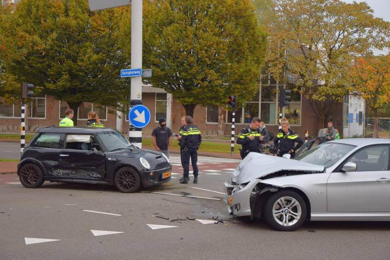 Flinke schade na botsing tussen twee personenautos