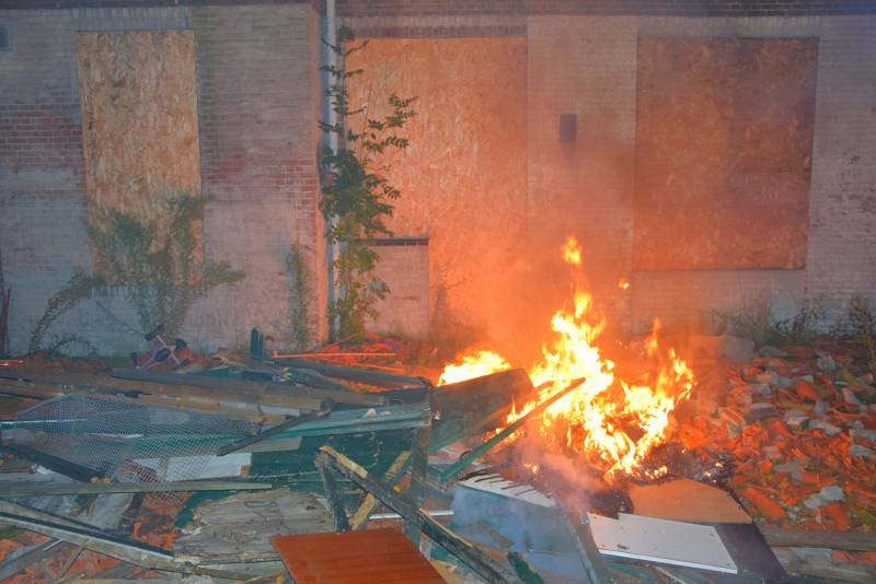 Brand in puinhoop op bouwplaats