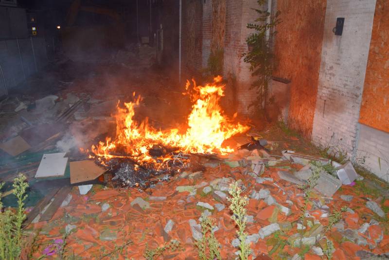 Brand in puinhoop op bouwplaats