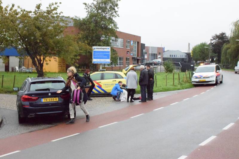 Scooterrijdster gaat onderuit door glad wegdek