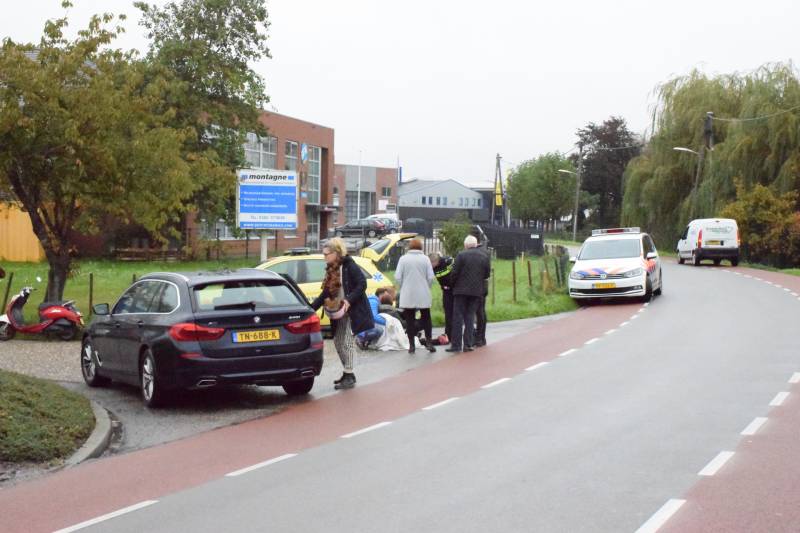 Scooterrijdster gaat onderuit door glad wegdek