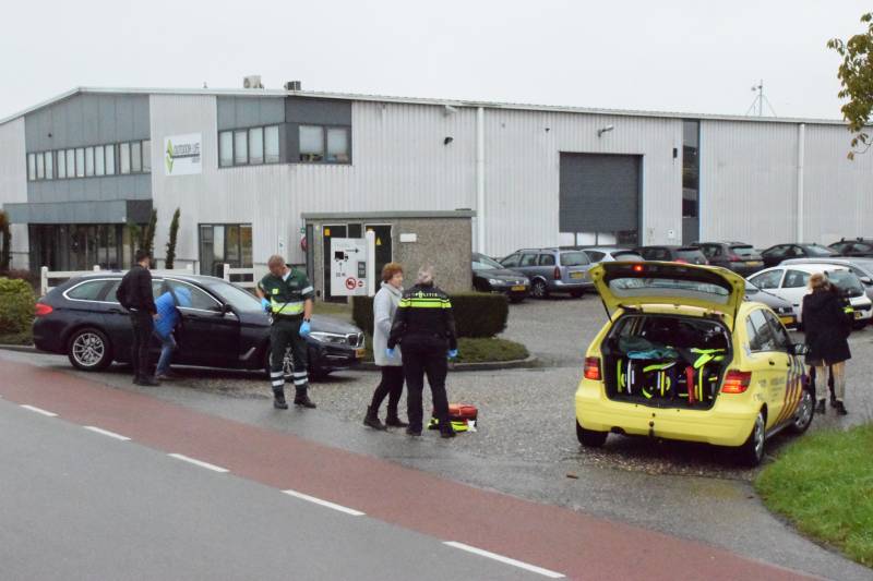 Scooterrijdster gaat onderuit door glad wegdek