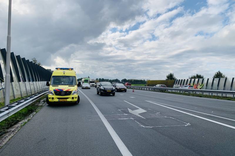 Auto botst achterop vrachtwagen