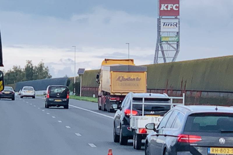Auto botst achterop vrachtwagen