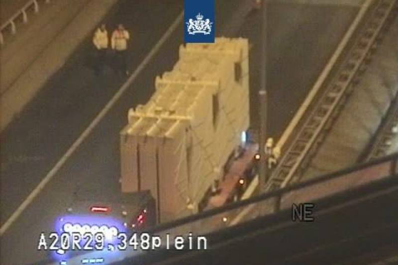 Vrachtwagen ramt viaduct bij knooppunt Kleinpolderplein