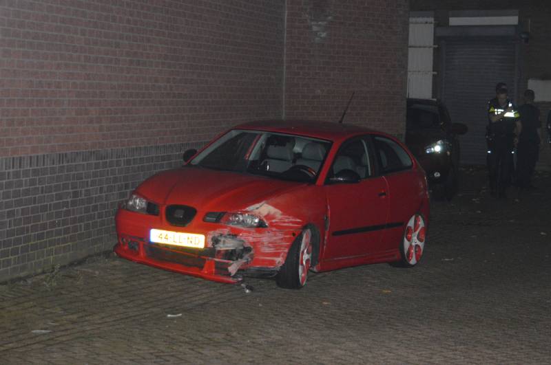Auto botst tegen gevel van supermarkt, bestuurder gaat ervandoor