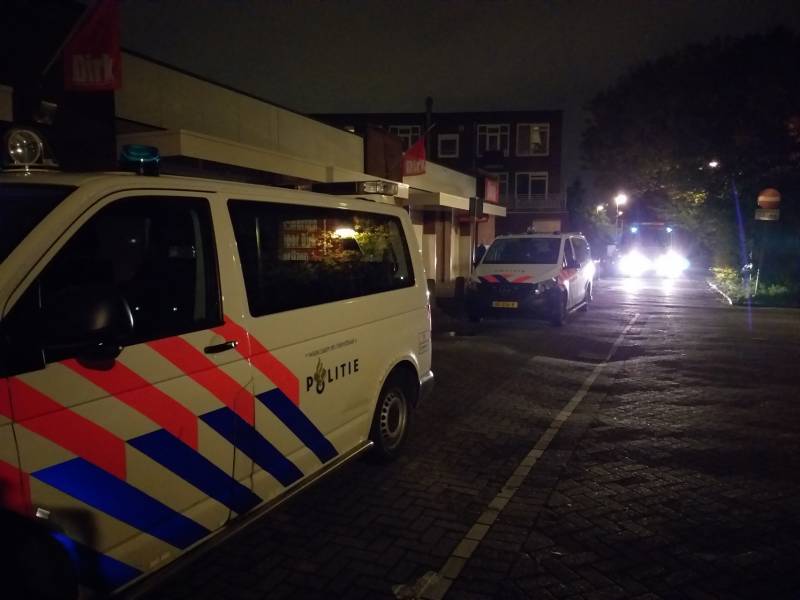 Auto botst tegen gevel van supermarkt, bestuurder gaat ervandoor