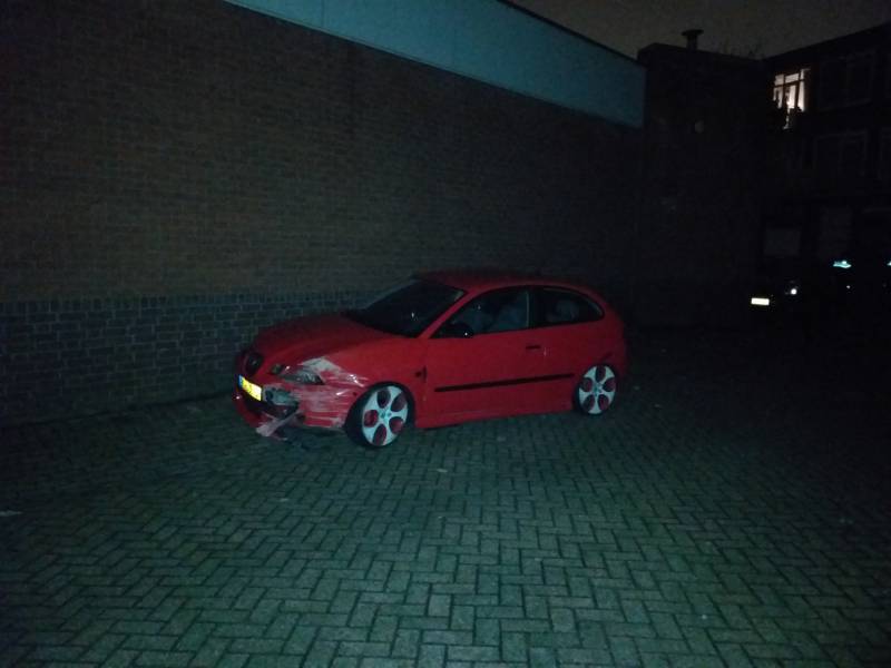 Auto botst tegen gevel van supermarkt, bestuurder gaat ervandoor