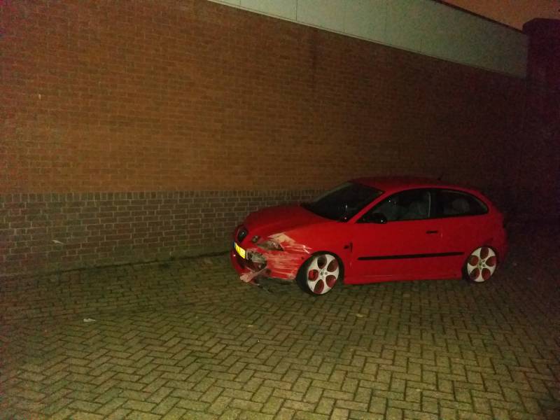 Auto botst tegen gevel van supermarkt, bestuurder gaat ervandoor