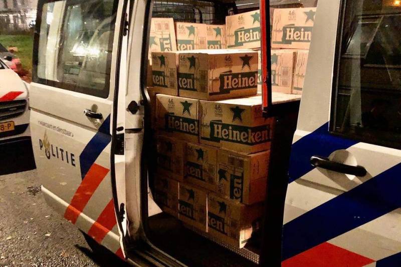 Drie politiebussen met 244 Heineken-dozen
