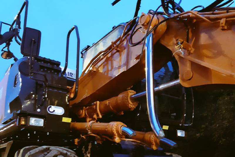 Chauffeur rijdt met trailer tegen viaduct