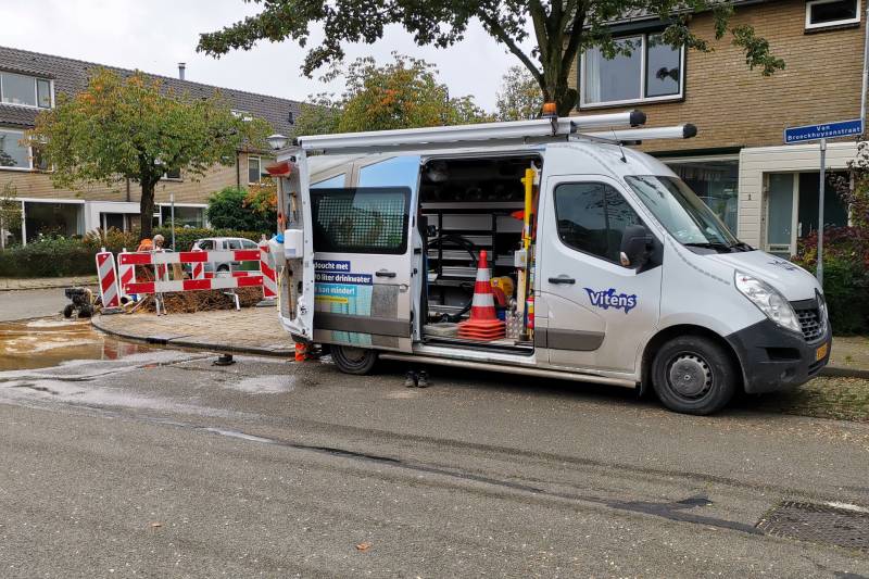 Straat blank bij waterlekkage