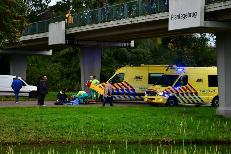 Persoon zwaargewond na val van brug