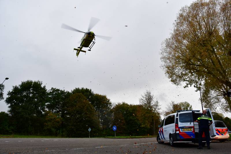 Persoon zwaargewond na val van brug