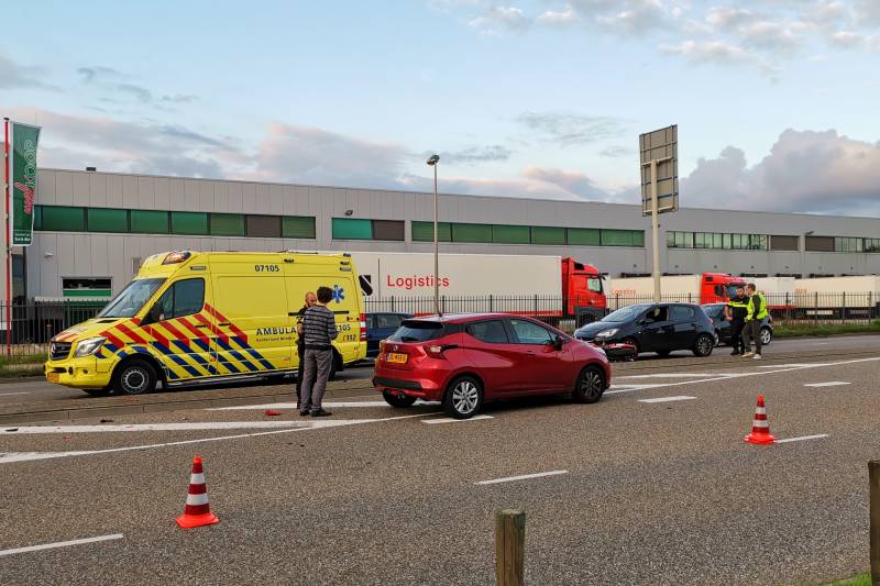 Motorrijder botst op autos en slaat over de kop