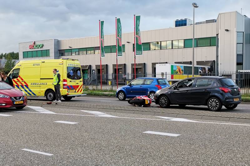 Motorrijder botst op autos en slaat over de kop