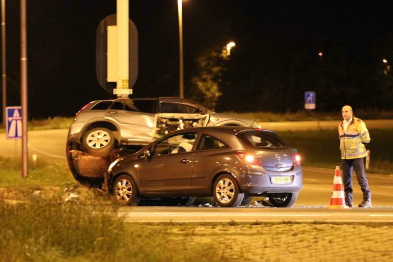 Auto schiet onder andere auto op kruising