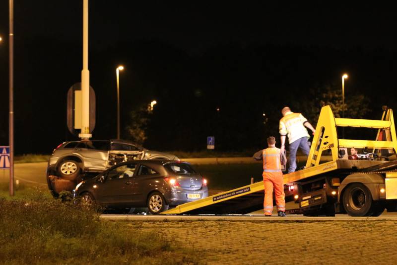 Auto schiet onder andere auto op kruising