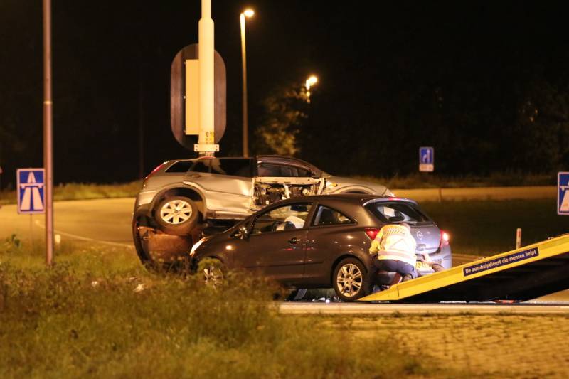 Auto schiet onder andere auto op kruising