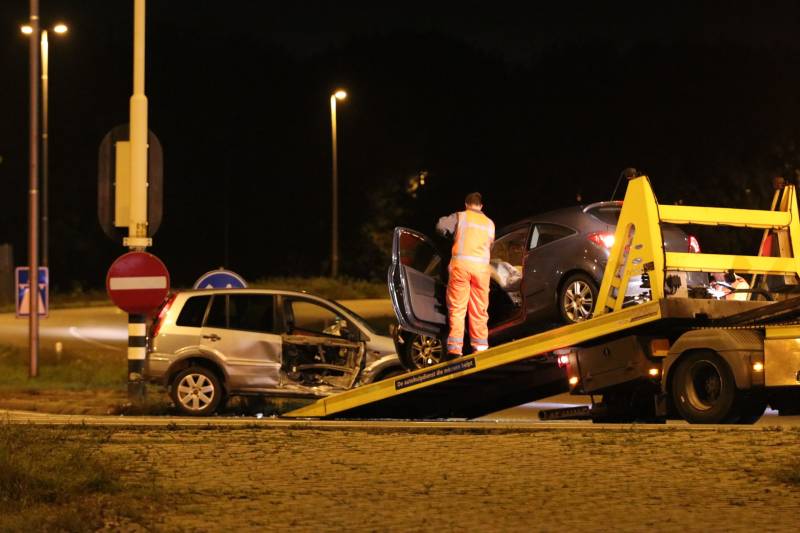 Auto schiet onder andere auto op kruising