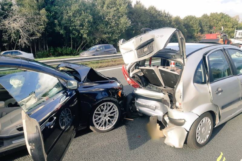 Auto botst op vier langzaam rijdende voertuigen bij knooppunt Zonzeel