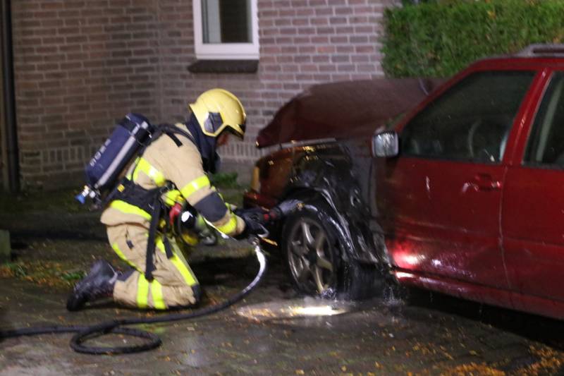 Auto flink beschadigd na brand in motorruim