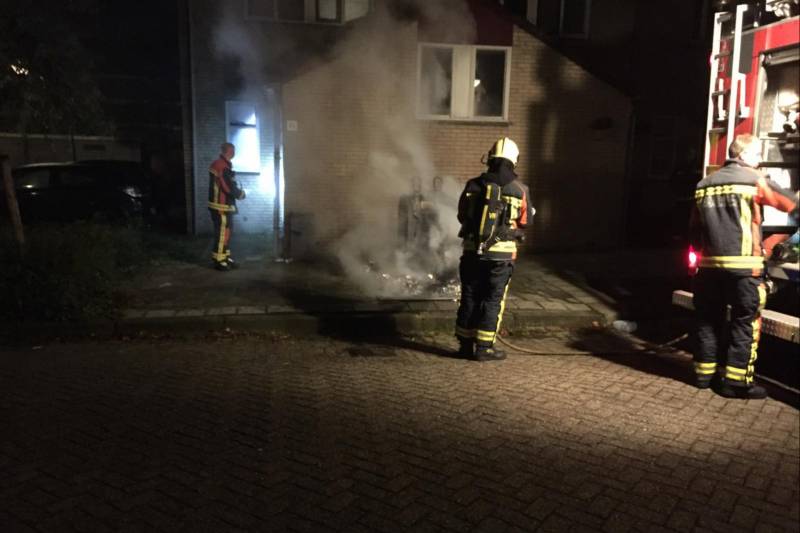 Brand naast ondergrondse container aangestoken