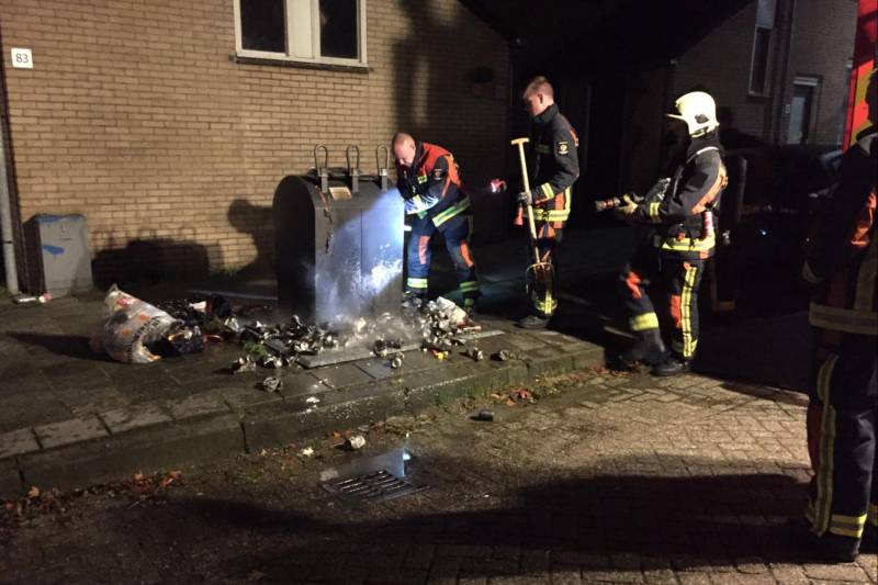 Brand naast ondergrondse container aangestoken