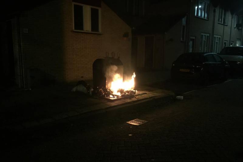 Brand naast ondergrondse container aangestoken