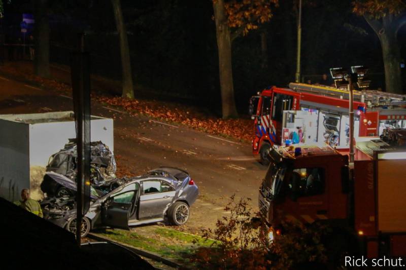 Auto ingereden op geparkeerde auto bij garagebedrijf