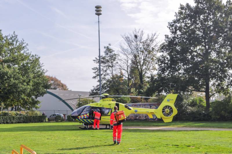 Man op speed-pedelec zwaargewond na botsing tegen autoportier