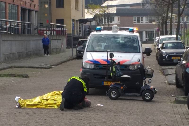 Vrouw valt uit scootmobiel en raakt gewond