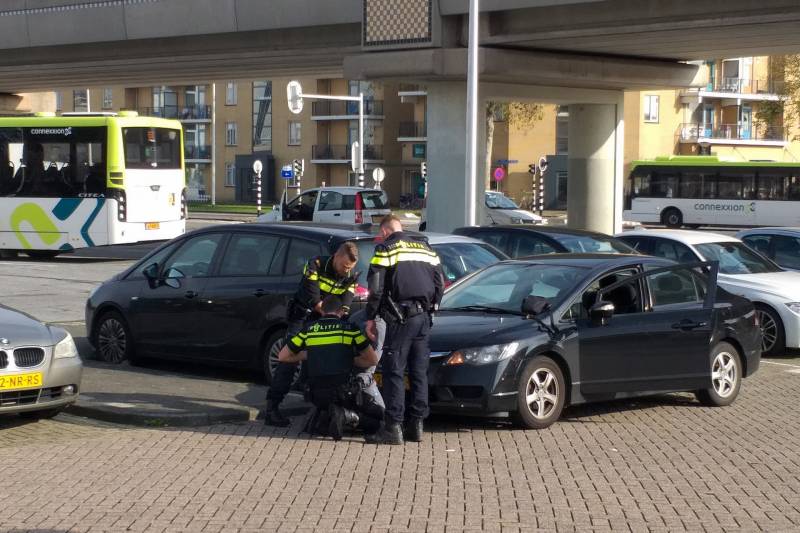 Man aangehouden na vondst vuurwapen in auto