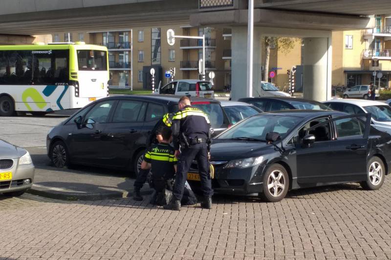 Man aangehouden na vondst vuurwapen in auto