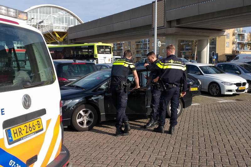 Man aangehouden na vondst vuurwapen in auto