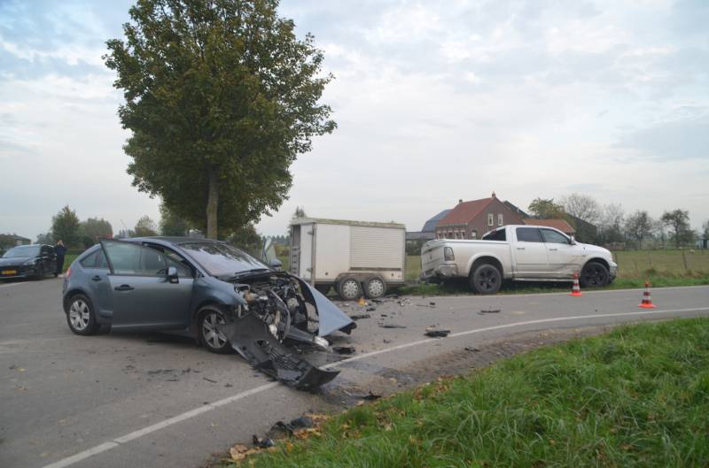 Flinke schade en gewonde na voorrangsfout