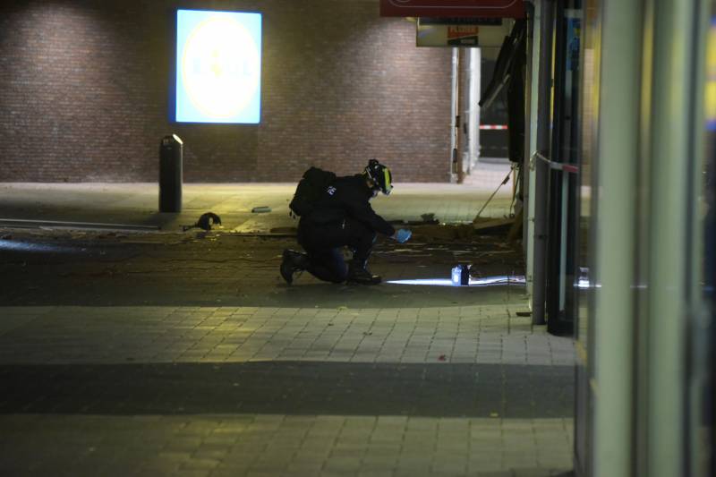 Ravage na plofkraak, winkelcentrum en 14 woningen ontruimd