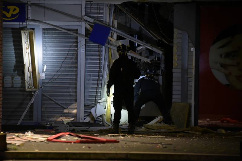 Ravage na plofkraak, winkelcentrum en 14 woningen ontruimd