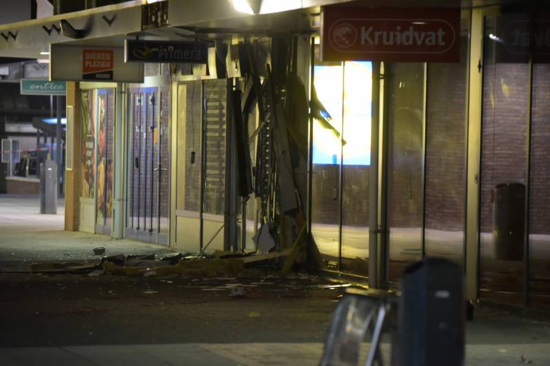 Ravage na plofkraak, winkelcentrum en 14 woningen ontruimd